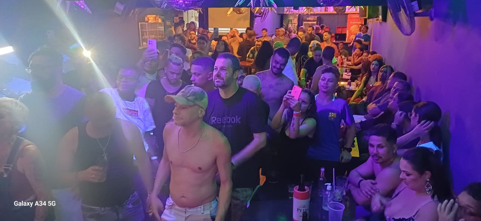 Público reunido numa noite de karaokê no Guinga's Bar